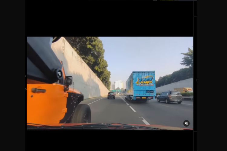 Tangkapan layar video Jeep Rubicon menyerempet kendaraan lain ketika melintas di Exit tol 25 Mampang, Jakarta Selatan pada Selasa (18/7/2023) sekitar pukul 07.30-08.00 WIB