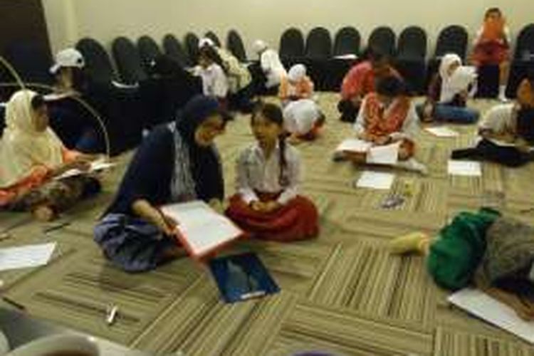 Para peserta  lomba Cipta dan Baca Puisi Nasional di Manado.
