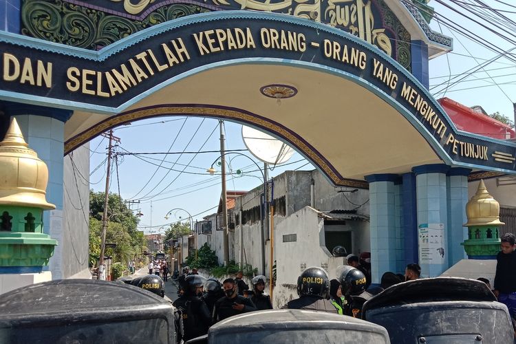 Petugas gabungan dari Polda Jatim dan Polres Jombang melakukan upaya jemput paksa terhadap MSA, tersangka kasus pencabulan, Kamis (7/7/2022).