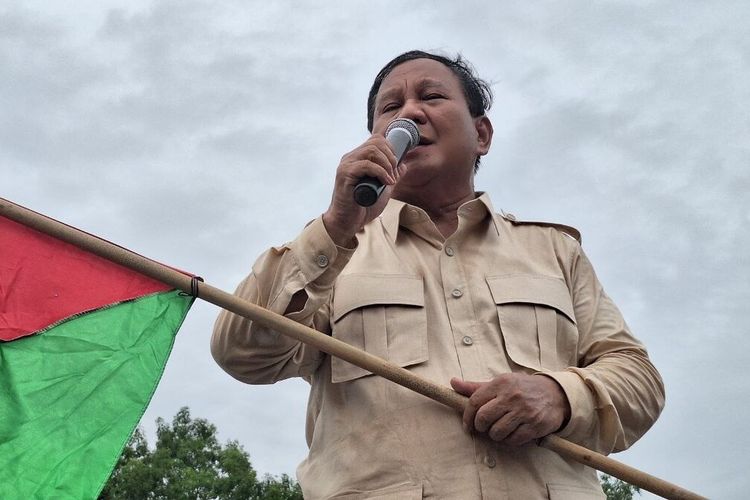 Prabowo langsung mencium bendera palestina tersebut seraya berkata “Mari kita doakan saudara-saudara kita yang berada di Palestina agar mereka tetap kuat dan selalu diberikan kesehatan.