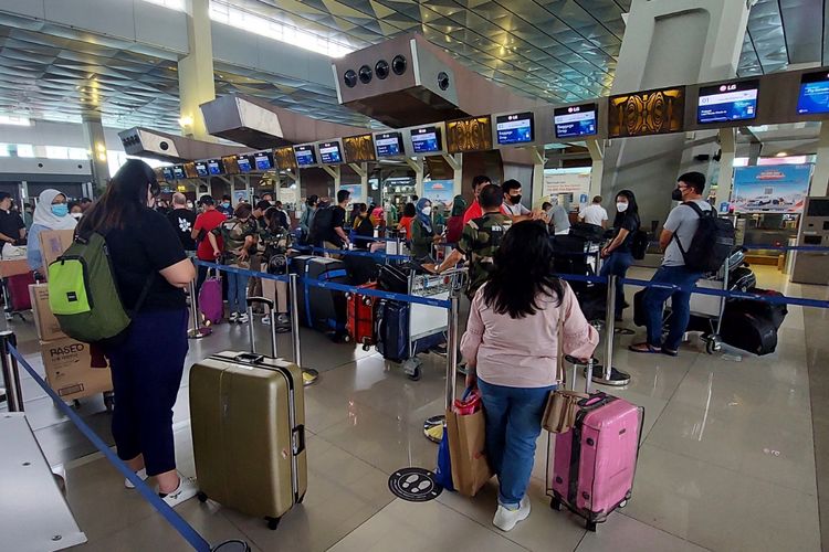 Suasana Terminal 3 Bandara Soekarno-Hatta, Kota Tangerang, Kamis (23/12/2021).
