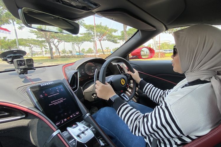 Test drive Ferrari Roma Spider