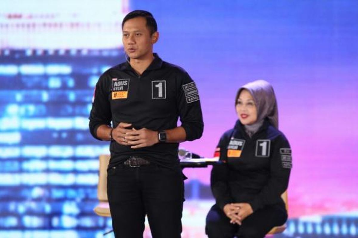 Pasangan cagub-cawagub DKI Jakarta, Agus Yudhoyono-Sylviana Murni, dalam debat terakhir di Hotel Bidakara, Jakarta, Jumat (10/2/2017)