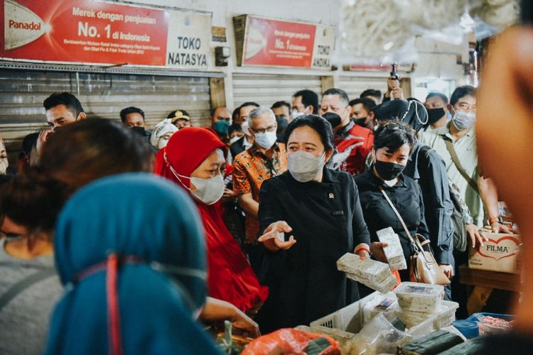 Ketua DPR RI Puan Maharani blusukan ke pasar tradisional Tambahrejo Surabaya yang dikelola Pemkot Surabaya, Rabu (2/3/2022). 
