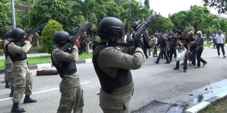 Satuan Brimob Polda Bangka Belitung menggelar simulasi pengamanan pemilihan kepala daerah di Pangkal Pinang, Bangka Belitung, Jumat (22/7/2016).