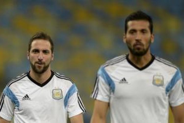 Striker Argentina, Gonzalo Higuain (kiri), dan bek Ezequiel Garay (kanan).