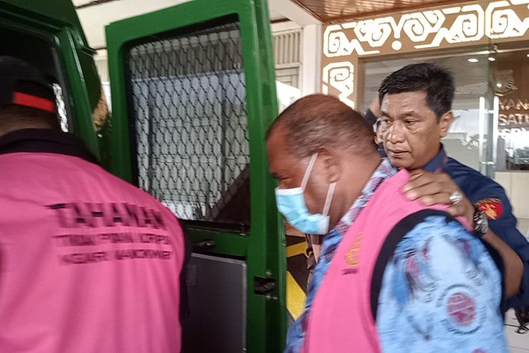 Kepala dinas perhubungan Papua barat dan rekanan atas nama Paul saat digiring ke mobil tahanan jaksa