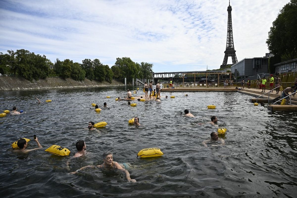 Dilarang Warga dan Turis Kini Bisa Berenang di Sungai Seine Paris