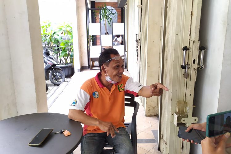 Billy (48) saksi pada percobaan bunuh diri di sebuah balkon ruko di kawasan apartemen di Meruya Ilir, Srengseng, Kembangan, Jakarta Barat, Minggu (21/11/2021) sore.