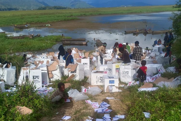 Logistik Pemilu 2024 dirusak di Paniai, Papua Tengah, Senin (12/2/2024).
