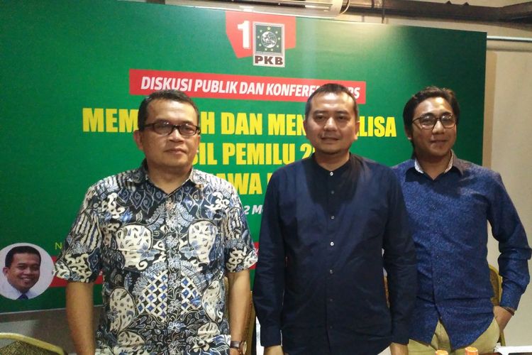 Ketua DPW PKB Jawa Barat Syaiful Huda (tengah) bersama Direktur Repro Indonesia, Vici Sofiana Putera  (kanan) dan  Pengamat Politik sekaligus Guru Besar Komunikasi Politik Fakultas Pendidikan dan Ilmu Pengetahuan Sosial Universitas Pendidikan Indonesia (UPI) Karim Suryadi. 