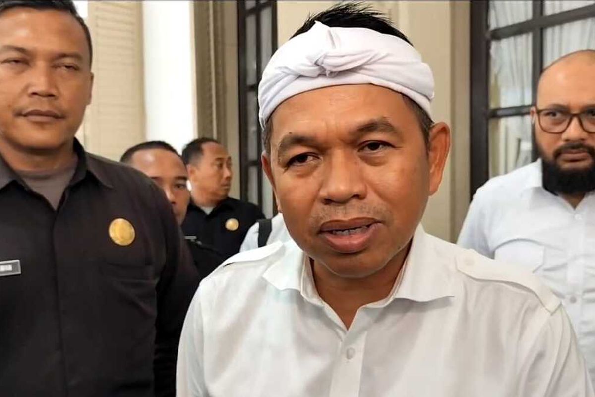 Dedi Mulyadi Gubernur Jawa Barat memberikan keterangan usai membuka kegiatan Musyawarah Perencanaan dan Pembangunan (Musrembang) Provinsi Jawa Barat di halaman Gedung Bale Jaya Dewata Kota Cirebon pada Rabu (7/5/2025) petang