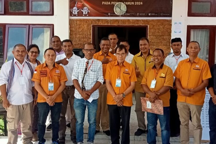 Foto: Pose bersama para kader Partai Hanura dan anggota KPU Flores Timur di halaman Kantor KPU Flores Timur, Rabu (10/5/2023).