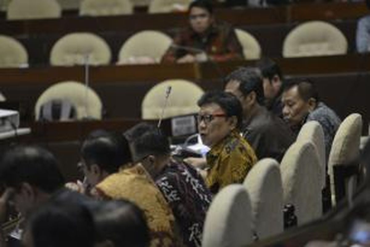 Menteri Dalam Negeri Tjahjo Kumolo saat rapat dengan anggota DPR Komisi II di Kompleks Gedung Parlemen, Jakarta, Selasa (23/6/2015). Berbagai isu strategis seperti persiapan pelaksanaan pilkada serentak, kaitan peraturan KPU mengenai petahana, dan daerah otonom baru menjadi bahasan pada rapat tersebut.