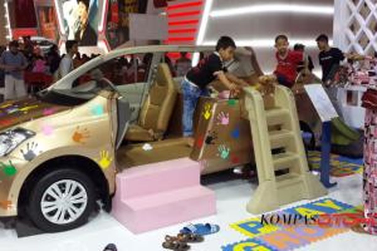 Datsun menyulap mobilnya menjadi arena bermain anak-anak di IIMS 2015.