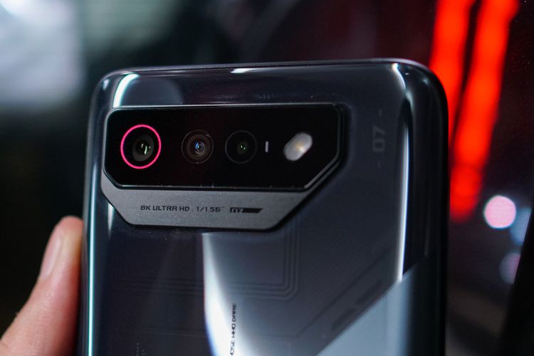 Tampilan tiga kamera belakang dalam modul penampangnya di punggung Asus ROG Phone 7. Kamera utama dilingkari cincin berwarna merah