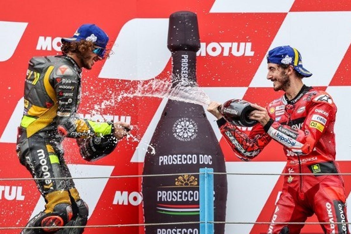Francesco Bagnaia (Ducati) dan Marco Bezzecchi (Mooney VR46 Racing) merayakan podium MotoGP Belanda 2022 di Sirkuit Assen, Minggu (26/6/2022) malam WIB.