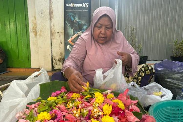 Suhani (51) salah satu penjual bunga di ruas Jalan Halim Perdana Kusuma Sumenep, Jumat (8/3/2024) 