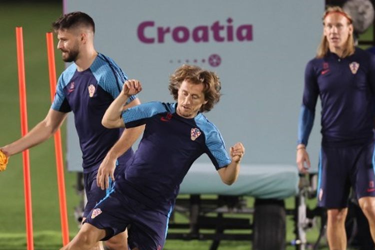 Gelandang timnas Kroasia Luka Modric dalam sesi latihan menjelang laga perebutan peringkat ketiga Piala Dunia 2022 kontra Maroko. Laga Kroasia vs Maroko dijadwalkan berlangsung di Khalifa International Stadium pada Sabtu (17/12/2022) pukul 22.00 WIB. Di artikel ini tersaji jadwal siaran langsung Kroasia vs Maroko.