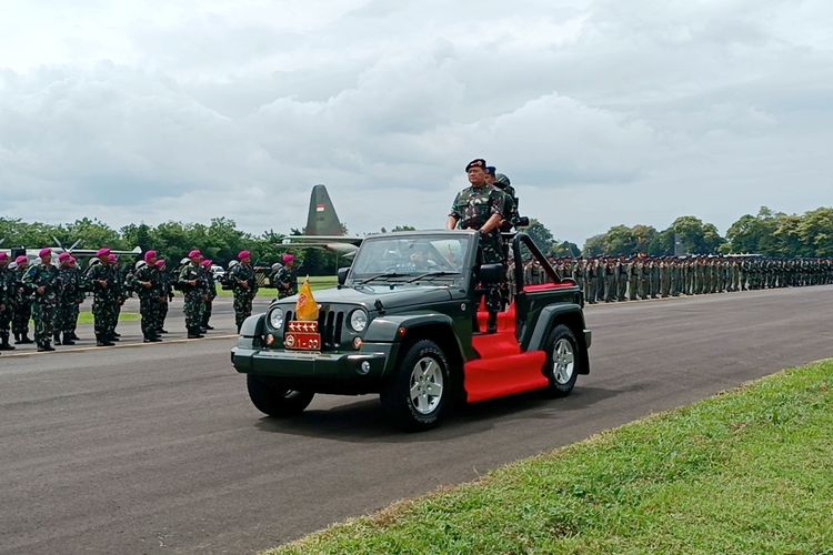 Panglima TNI, Laksamana Yudo Margono saat mengecek kesiapan Pasukan Pemukul Reaksi Cepat (PPRC) TNI tahun 2023-2025, di taxiway Pangkalan TNI Angkatan Udara (Lanud) Abdulrachman Saleh, Kabupaten Malang, Jawa Timur, Senin (6/2/2023).