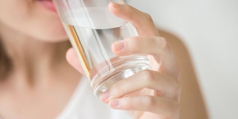 Kenali 7 Tanda Terlalu Banyak Minum Air Putih yang Bisa Membahayakan  Kesehatan Halaman all - Kompas.com