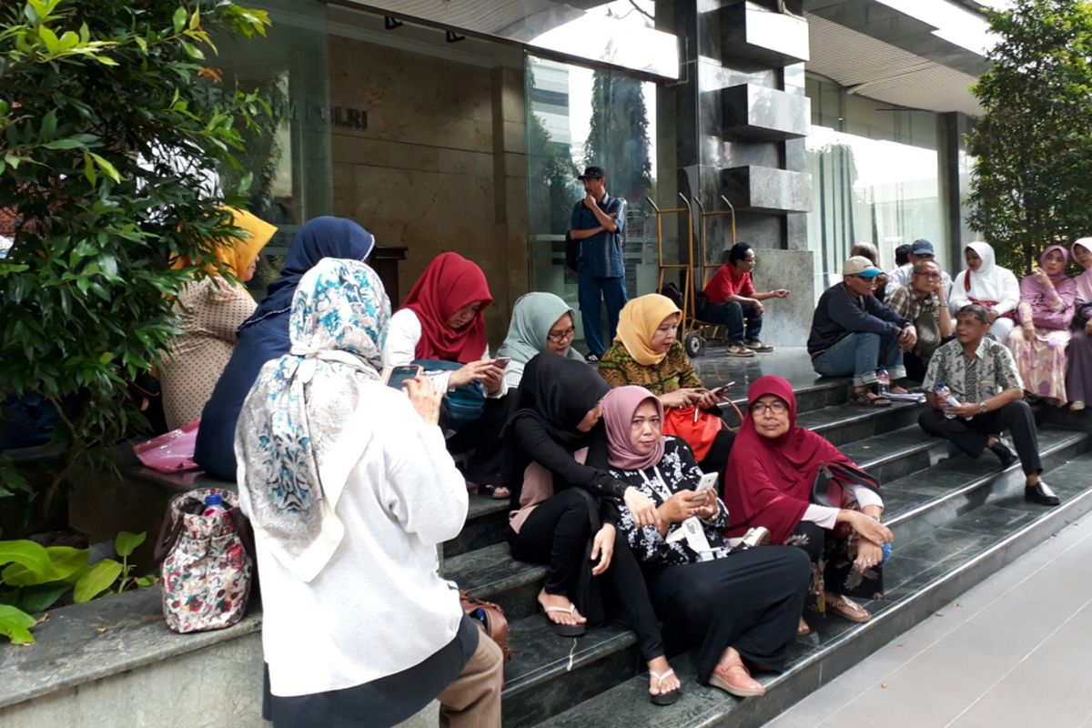 Puluhan jemaah biro penyelenggara umroh PT Assyifa Mandiri Wisata (Kafilah Ridu Kabah) mendatangi Badan Reserse Kriminal Polri, Selasa (5/9/2017).