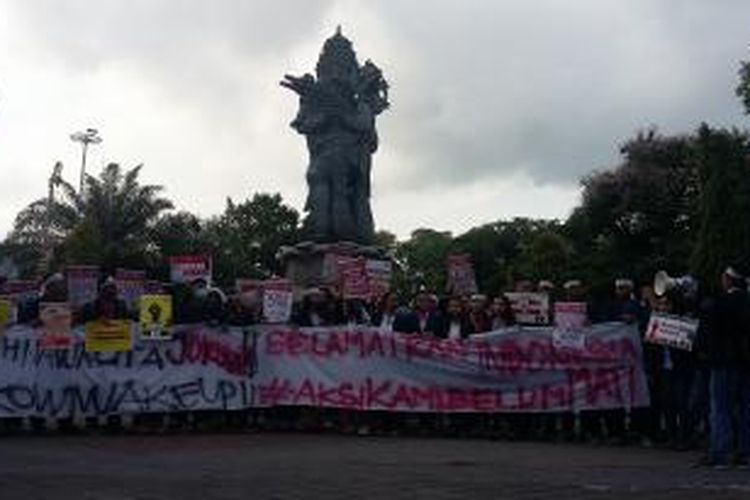 Aksi BEM UNUD di Bundaran Patung Catur Muka Denpasar