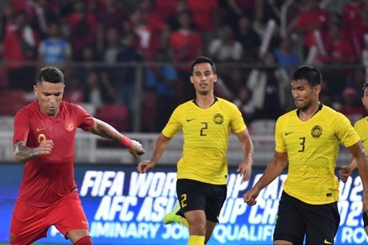 Alberto Goncalves (kiri) dari Indonesia ditantang oleh Shahrul Saad dari Malaysia (No. 3) selama Piala Dunia Qatar 2022