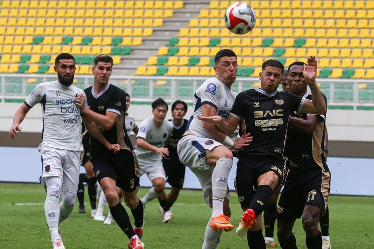 Pemain Dewa United Alta Ballah (kanan) dan Alexis Messidoro (kedua kanan) berebut bola dengan pemain Persita Tangerang Andrejic Aleksa (ketiga kanan) pada pertandingan Super League 2025/2026 di Banten International Stadium, Kabupaten Serang, Banten, Sabtu (29/11/2025). Dewa United mengalahkan Persita Tangerang dengan skor 1-0. ANTARA FOTO/Angga Budhiyanto/bar