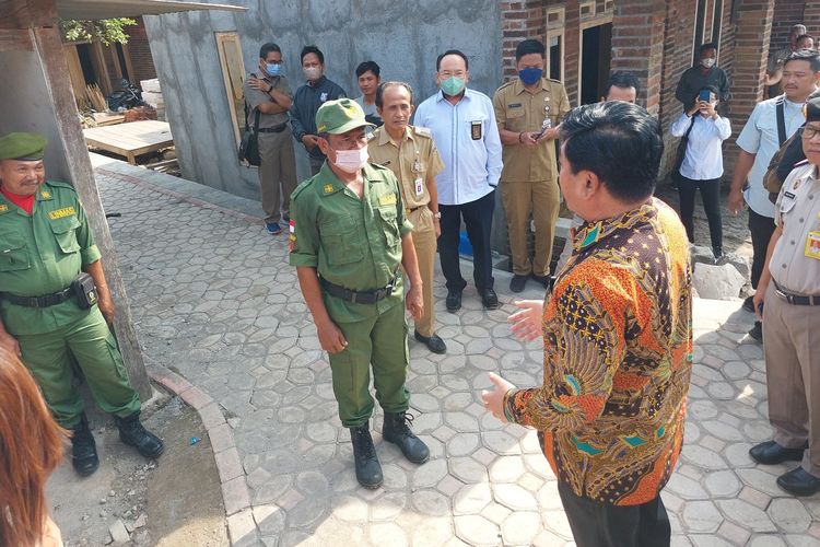 Menteri ATR/BPN Hadi Tjahjanto mengetes kemampuan baris berbaris anggota Linmas Desa Penawangan