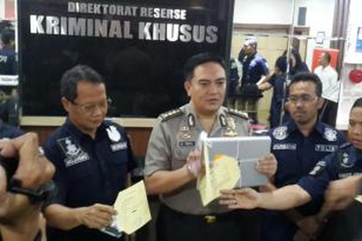 Direktur Reserse Kriminal Khusus Polda Metro Jaya Komisaris Besar Mujiyono saat menunjukkan barang bukti korupsi pegawai Dinas Pelayanan Pajak DKI di Mapolda Metro Jaya, Kamis (17/12/2015)