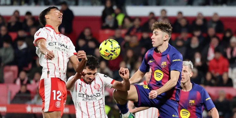 Fermin Lopez (kanan) berduel dengan Vitor Reis dalam pertandingan sepak bola Liga Spanyol antara Girona vs Barcelona di Stadion Montilivi di Girona pada 16 Februari 2026. (Foto oleh Josep LAGO / AFP)
