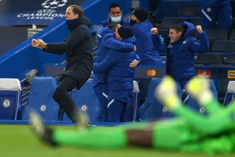 Pelatih Chelsea Thomas Tuchel (jaket hitam) berselebrasi setelah timnya mencetak gol kedua dalam pertandingan sepak bola semifinal leg kedua Liga Champions UEFA antara Chelsea vs Real Madrid di Stamford Bridge pada 5 Mei 2021.