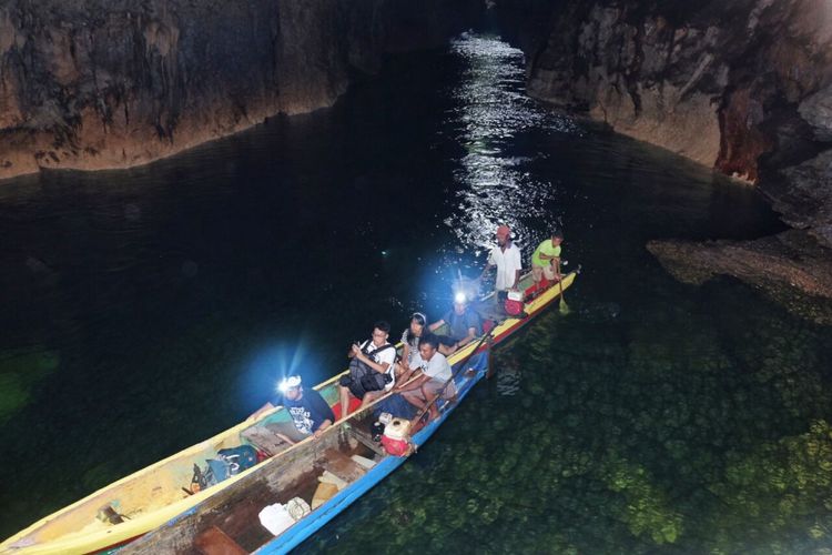 Tim Terios 7-Wonders berada di dalam Gua Boki Moruru, Sagea, Halmahera, Maluku, setelah melalui Sungai Segayen. 