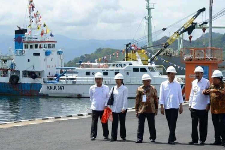 Presiden Joko Widodo (Jokowi) saat meninjau Pelabuhan Sibolga, Sumatera Utara, Sabtu (20/8/2016) sekaligus meresmikan proyek perluasan pelabuhan.