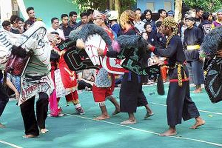 Kesenian tradisional Sunda digelar pada ritual 'ngikis' di Situs dan obyek wisata Karangkamulyan, Kabupaten Ciamis, Jawa Barat, Senin (15/6/2015). Acara diselenggarakan pada masa tradisi 'munggahan' menjelang bulan Ramadhan.