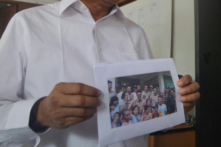 Wakil Ketua Tim pemenangan Anies-Sandiaga, Mohamad Taufik, menunjukan foto bukti dugaan kampanye oleh Wagub DKI Jakarta Djarot Saiful Hidayat di Kantor Kelurahan Utan Kayu Selatan, Jakarta Timur. 
