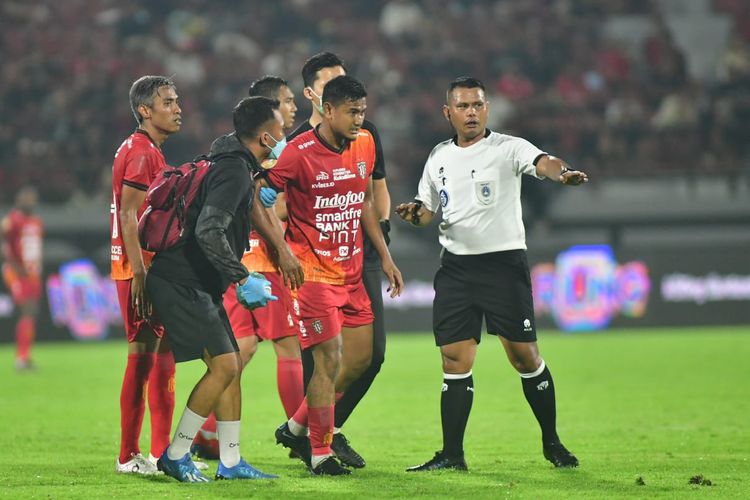 Wasit Faulur Rosy memimpin pertandingan pekan ke-4 Liga 1 2022-2023 antara Bali United Vs Arema FC yang berakhir dengan skor 1-2 di Stadion Kapten I Wayan Dipta Gianyar, Sabtu (13/8/2022) malam.