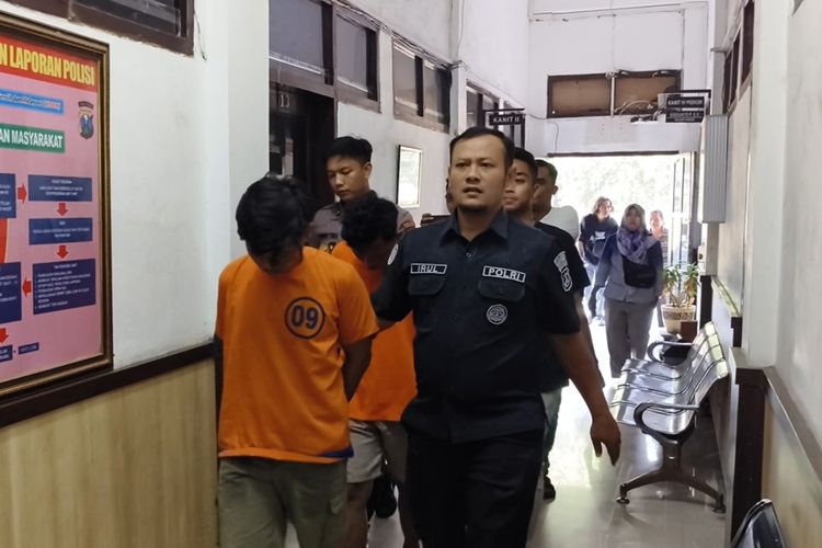 Dua dari tiga pelaku pemerkosaan M mengenakan baju orange ditangkap polisi. 
