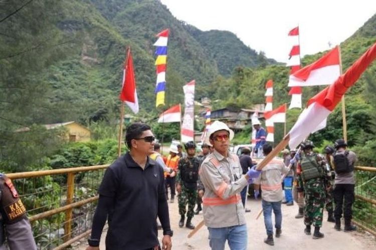 Warga bersama aparat memasang bendera Merah Putih di Kampung Banti untuk menyemarakkan HUT ke-80 Kemerdekaan RI.