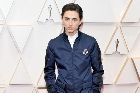 Timothée Chalamet Beri Contoh Cara Keren Pria Pakai Perhiasan