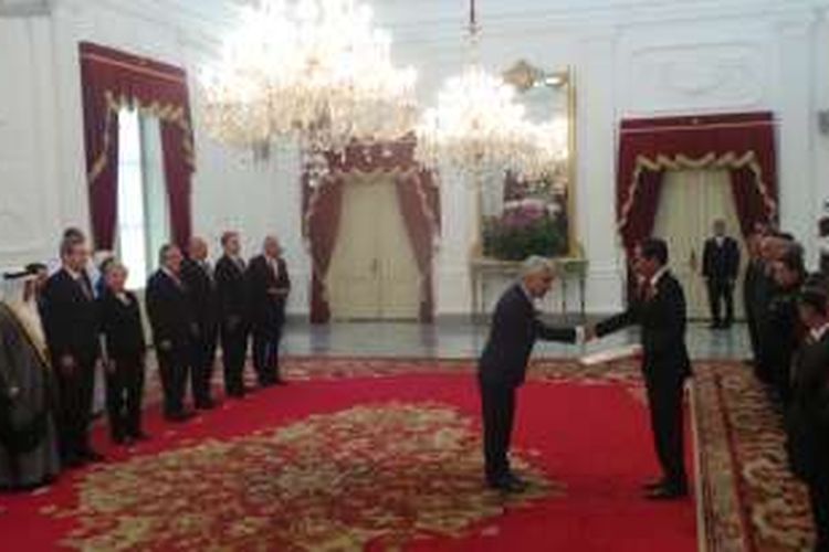  Presiden Joko Widodo menerima suratkepercayaan dari duta18 besar negara sahabat di Istana Merdeka, Jakarta, Selasa (4/9/2016).