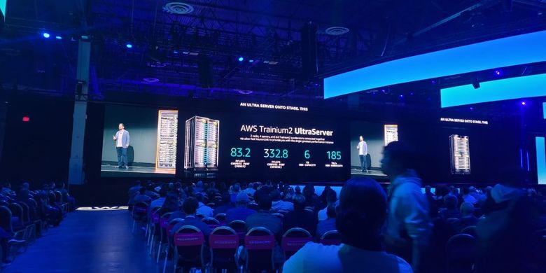 Peter DeSantis, Senior Vice President of AWS Utility Computing menjelaskan spesifikasi server generasi baru Trainum2 UltraServer di sela-sela pembukaan acara re:Invent 2024 di Las Vegas, Senin (2/12/2024) malam waktu setempat.