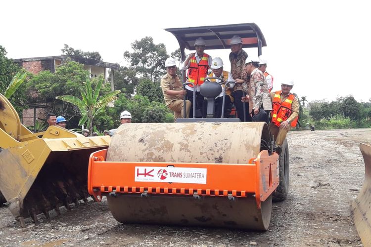 Menteri PUPR Basuki Hadimuljono didampingi Menteri Perhubungan Budi Karya Sumadi mencoba kendraan proyek sebagai tanda dimulainya pembangunan Tol Muara Enim-Sp Indralaya-Lubuk Linggau, Selasa (9/4/2019)
