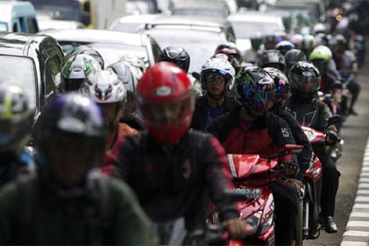 Pengguna sepeda motor di Jakarta.