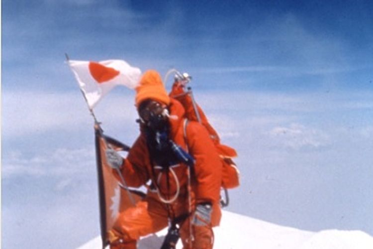 Junko Tabei berdiri di puncak Gunung Everest setinggi 8.848 meter pada 16 Mei 1975. (LADIES CLIMBING CLUB: JAPAN)
