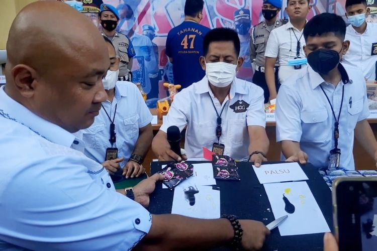 Kasubdit Indag Direktorat Reserse Kriminal Khusus Polda Banten Kompol Condro Sasongko saat menunjukan sampo palsu