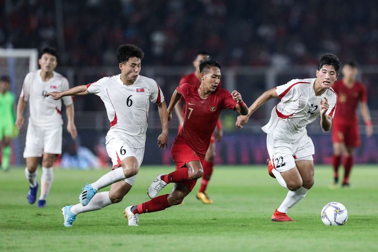Pemain timnas Indonesia U-19, Beckham Putra Nugraha beraksi saat melawan timnas Korea Utara U-19 pada laga babak kualifikasi grup K Piala Asia U-19 2020 di Stadion Gelora Bung Karno, Senayan, Jakarta, Minggu (10/11/2019). Timnas U-19 Indonesia sukses mengunci satu tiket ke putaran final Piala Asia U-19 2020. Timnas Indonesia dan Korea Utara mengakhiri laga dengan skor 1-1.