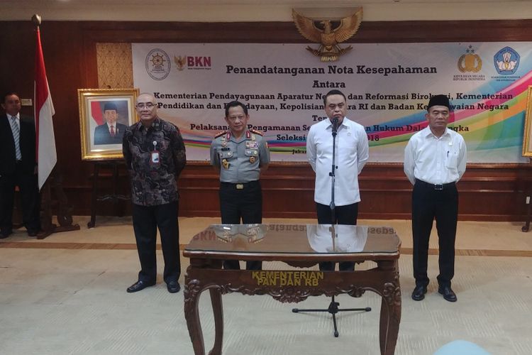 Kapolri Tito Karnavian menandatangani nota kesepahaman terkait pengamanan pelaksanaan tes CPNS bersama Menteri Pendayagunaan Aparatur Negara dan Reformasi Birokrasi Asman Abnur, Kepala Badan Kepegawaian Negara Bima Haria Wibisana, serta Menteri Pendidikan dan Kebudayaan Muhadjir Effendy di Jakarta, Jumat (28/9/2018).