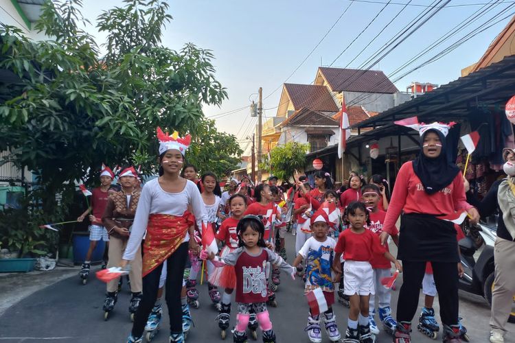 Puluhan anak-anak beraprtisipasi merayakan HUT ke-77 RI di jalanan kampung Batan Timur Raya, Kota Semarang, Rabu (17/8/2022).